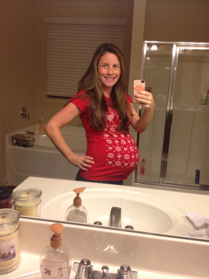 pregnant selfie in mirror