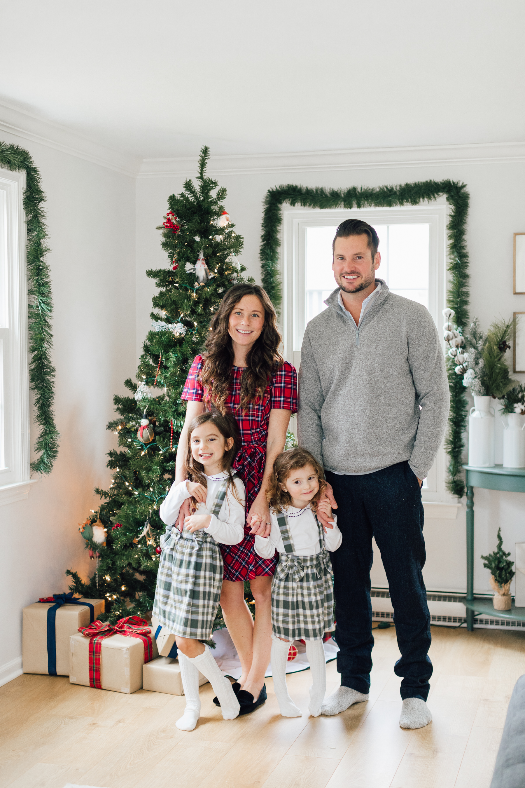 Family Outfits for Holiday Photos - What to wear for your family's Christmas photo session 