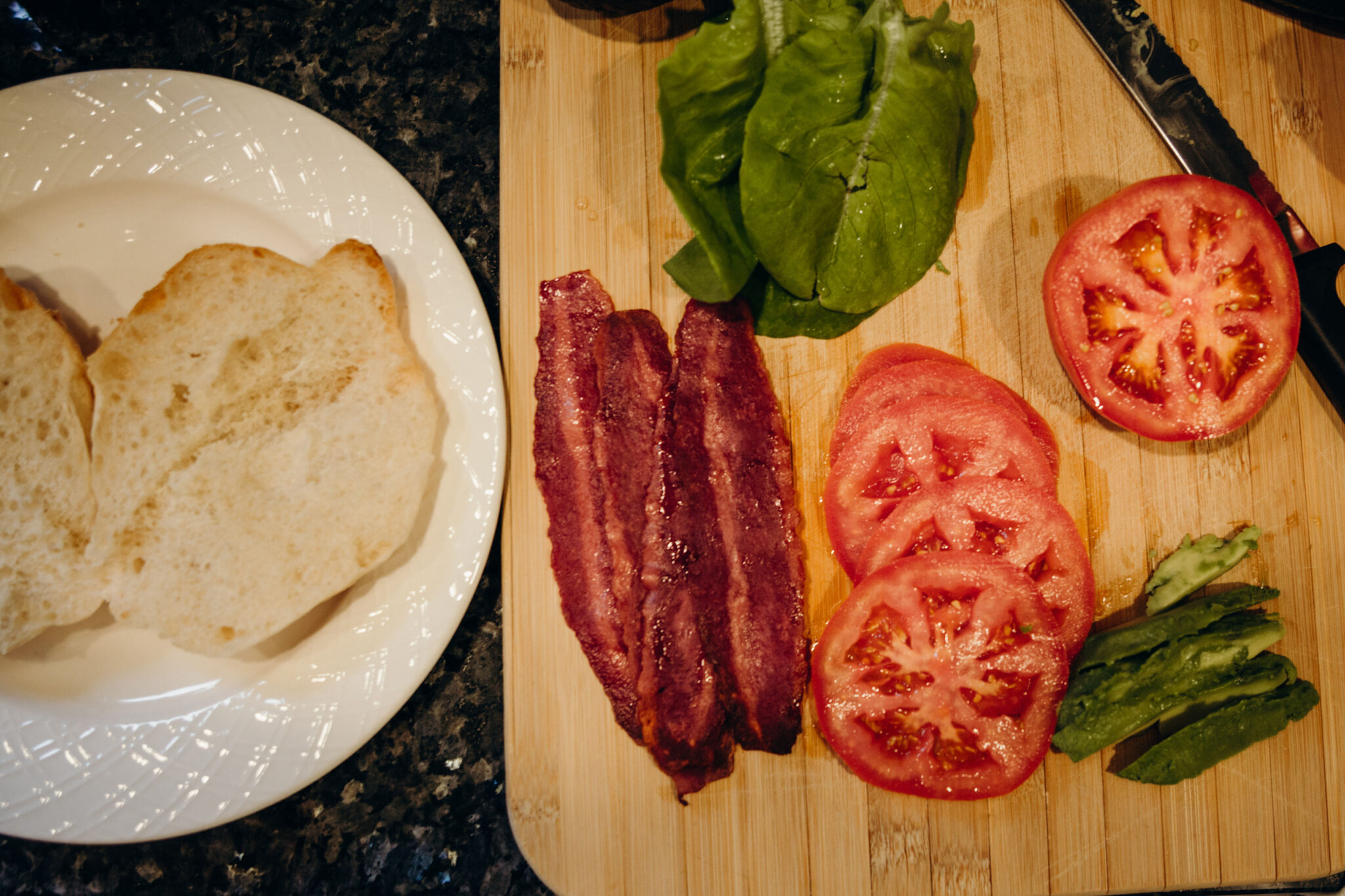 Bacon sallad tomat avokado ingredienser