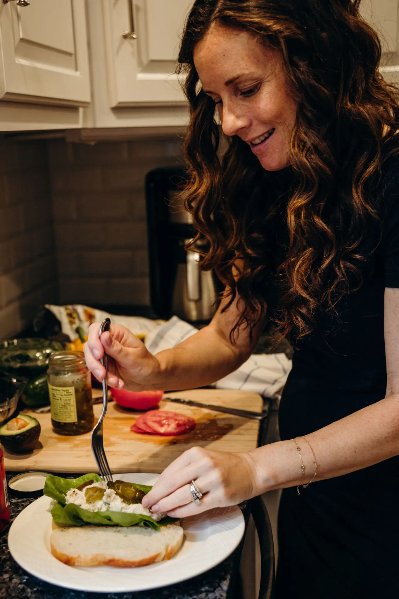 zwangere vrouw die veilige sandwiches maakt