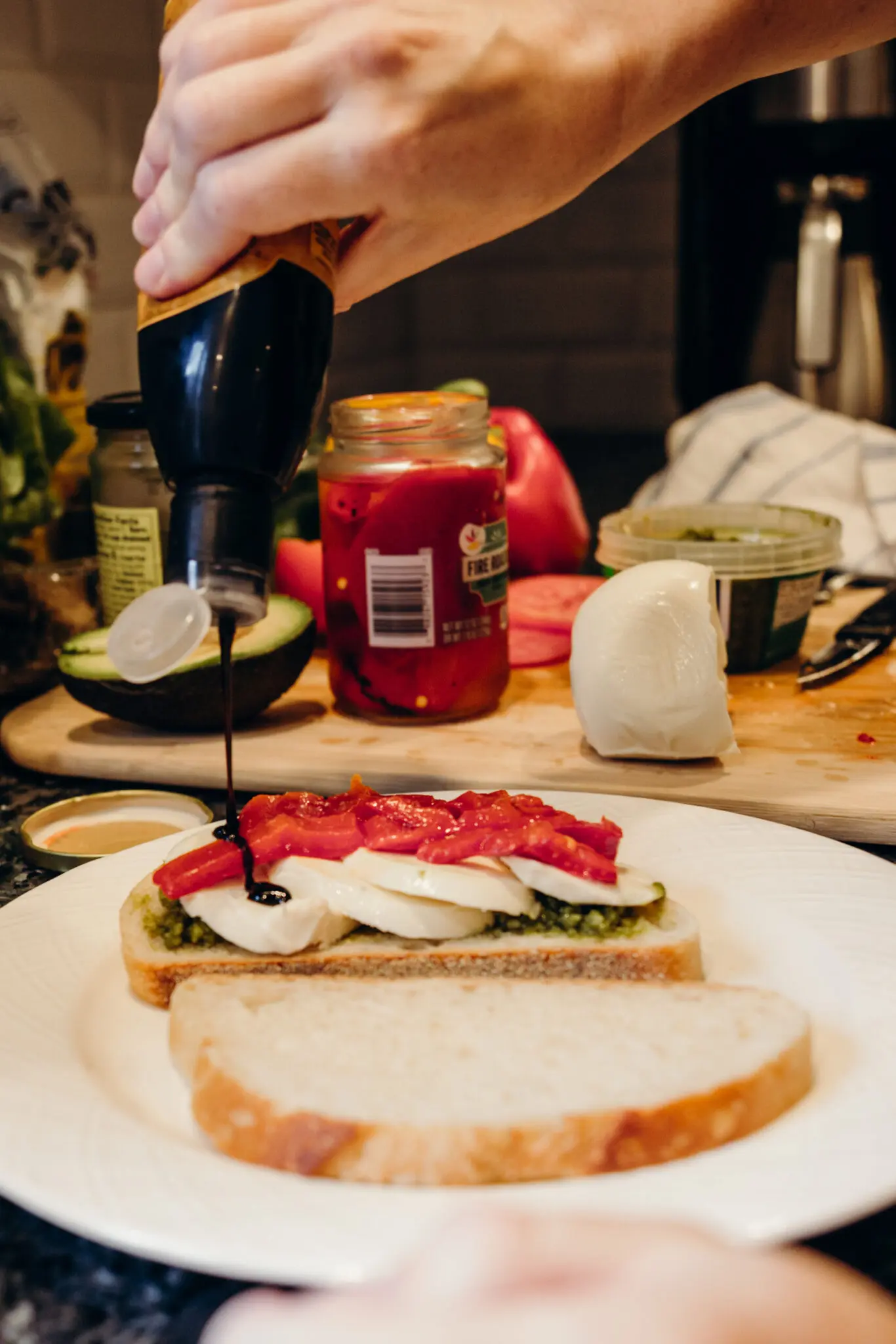  glassa balsamica su panino fresco di mozzarella